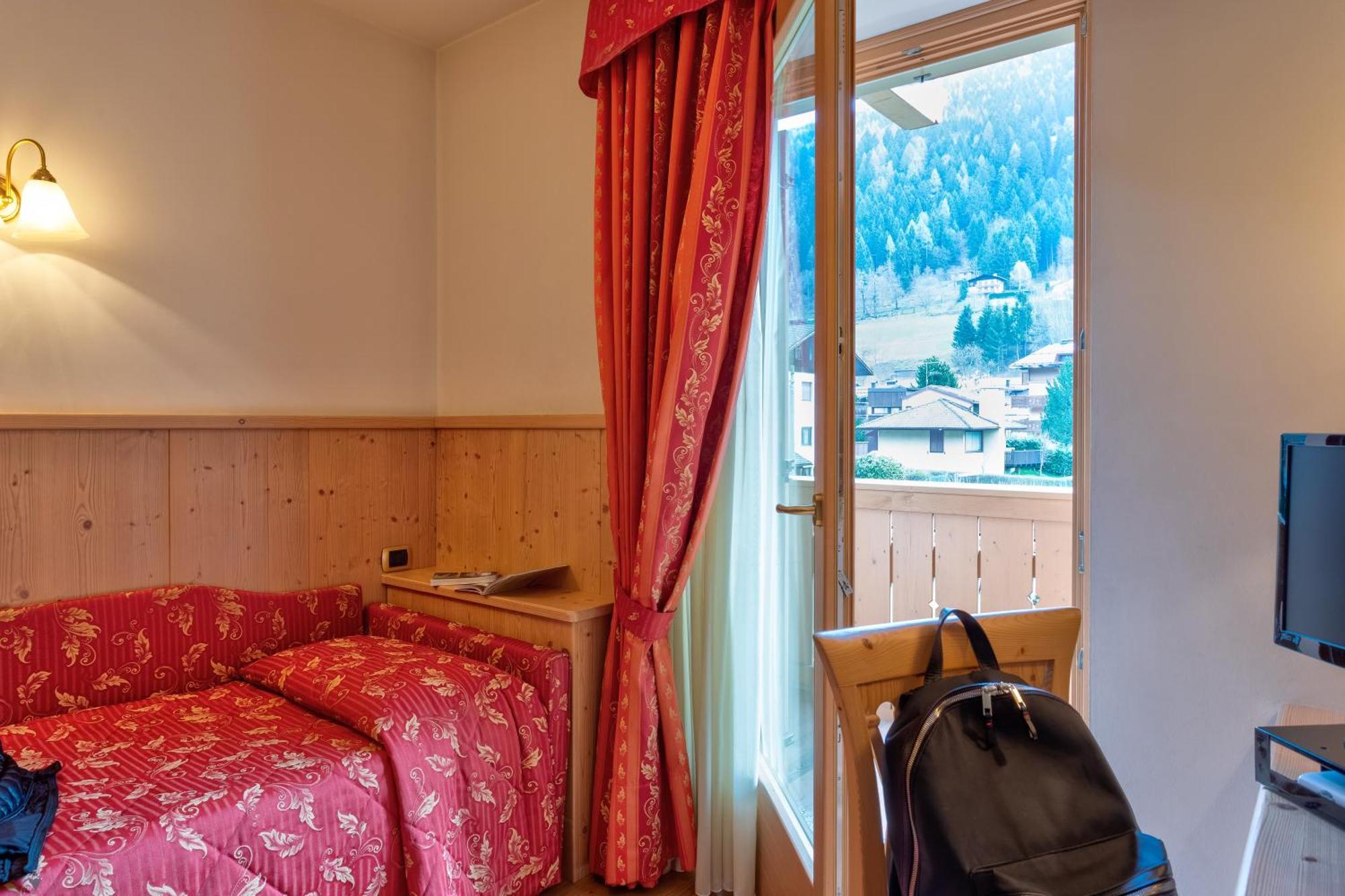 Beverly Alps Hotel & Spa Pinzolo Bilik gambar