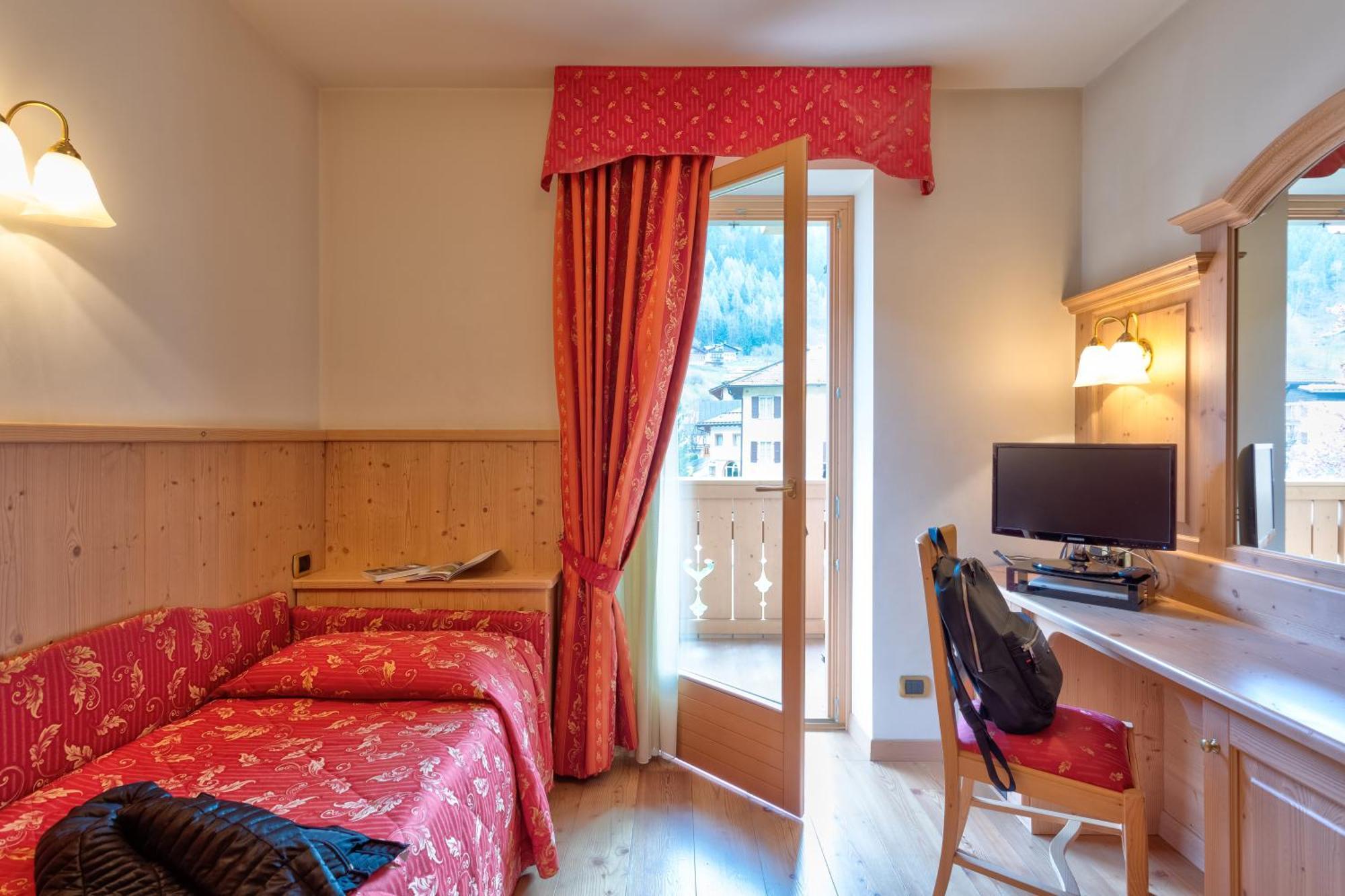 Beverly Alps Hotel & Spa Pinzolo Bilik gambar